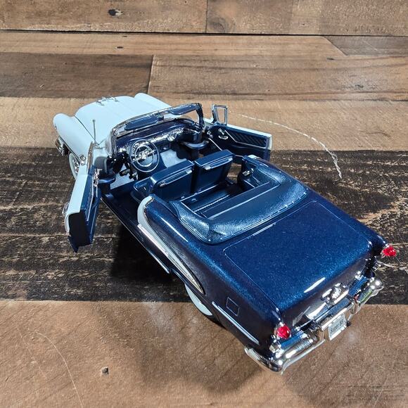 Welly 1955 Oldsmobile Super 88 Convertible Diecast - Picture 11 of 12